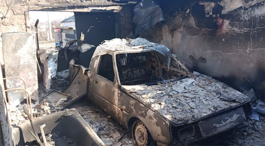 Das durch einen russischen Drohnenangriff zerstörte Auto eines freiwilligen ADRA-Helfers. Foto: ADRA Ukraine