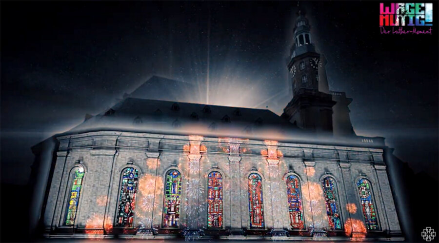 Die Inszenierung „Der Luther-Moment“ vor der Kulisse der evangelischen Dreifaltigkeitskirche in Worms. Screenshot: YouTube/EKHNtv