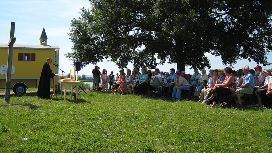 Der Natur so nah: Die Seegottesdienste mit dem Schäferwagen am Altmühlsee mag Pastor Matthias Knoch besonders. Archivfoto: privat