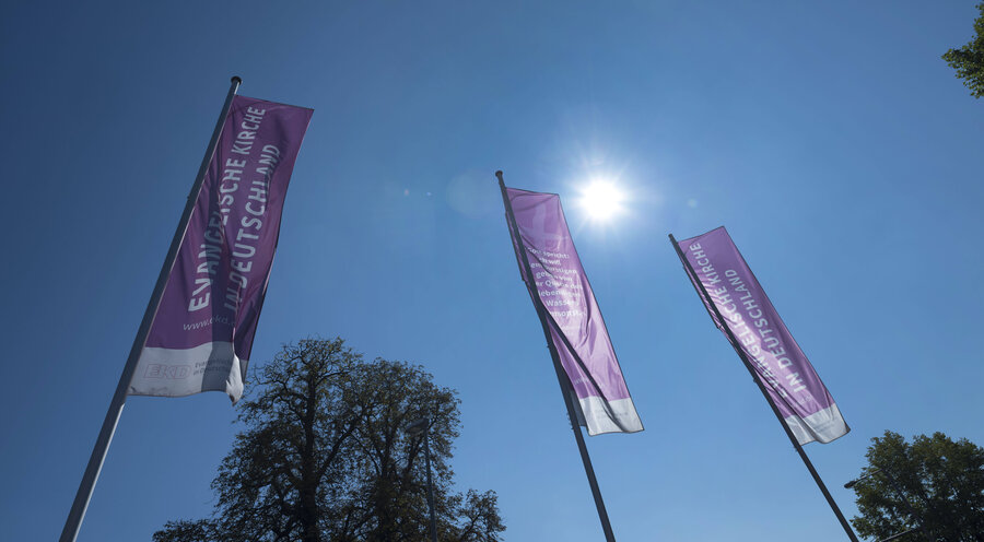 Flaggen der Evangelischen Kirche in Deutschland. Symbolfoto: IMAGO / Norbert Neetz