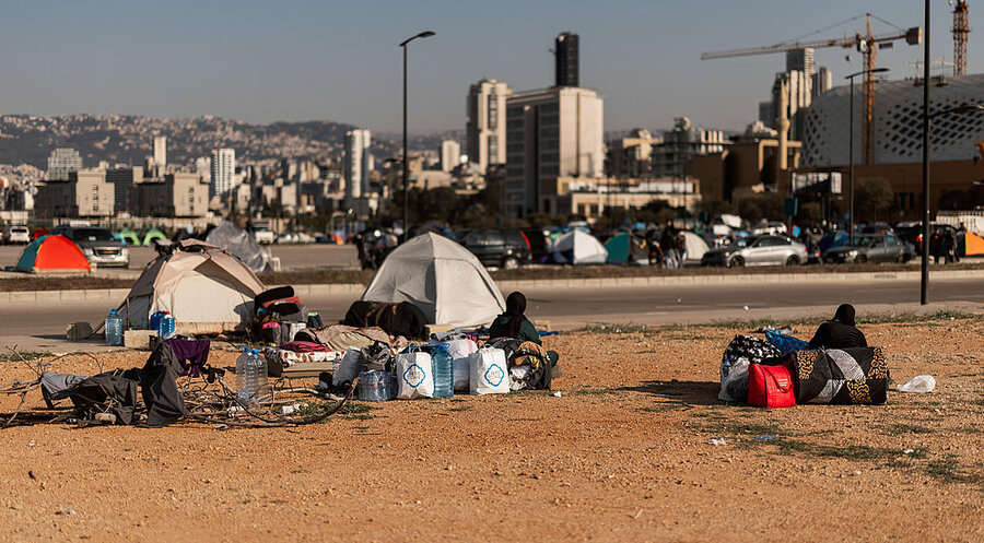 Eine vertriebene Familie in Beirut. Foto: picture alliance / Middle East Images | Toufic Rmeiti
