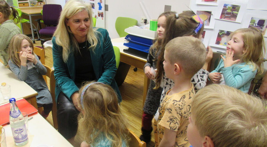 Die Staatsministerin Melanie Huml (CSU) stellte sich den Fragen der Abgeordneten des „Kinderparlaments“ der evangelischen Kindertagesstätte Lichtenau. Foto: Evang. KiTa Lichtenau