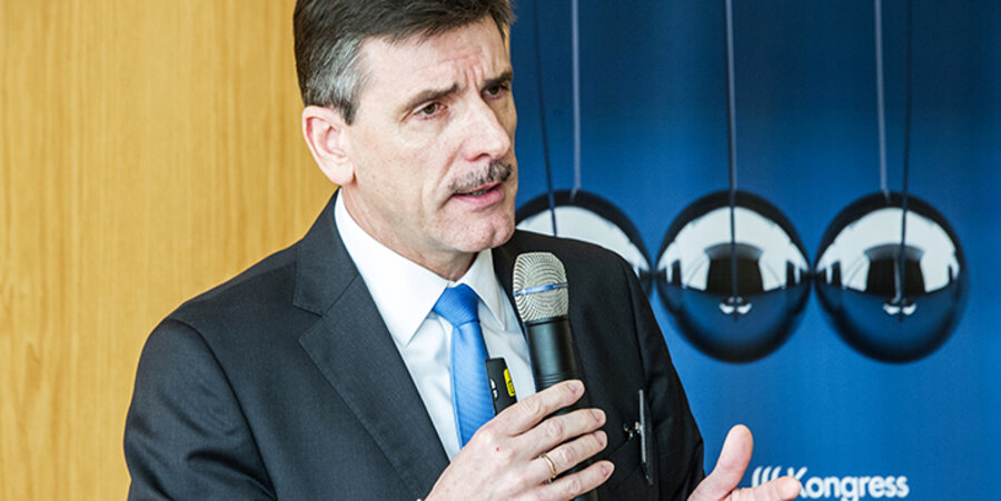 Der frühere Vorstand des Sportartikelunternehmens Intersport, Klaus Jost, auf dem Impulstag des Kongresses christlicher Führungskräfte. Foto: mpz