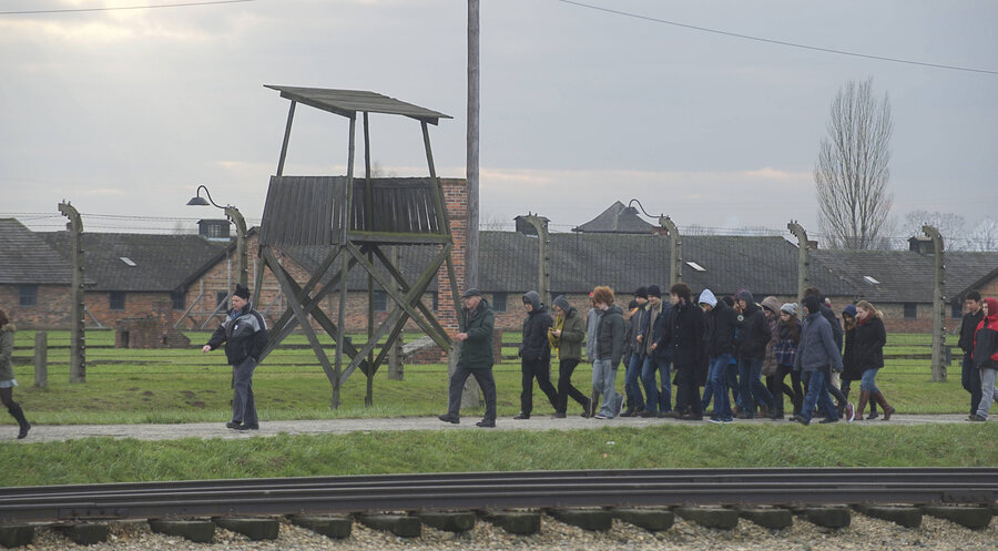 Besucher des Konzentrationslagers Auschwitz. Foto: IMAGO/Rolf Zöllner
