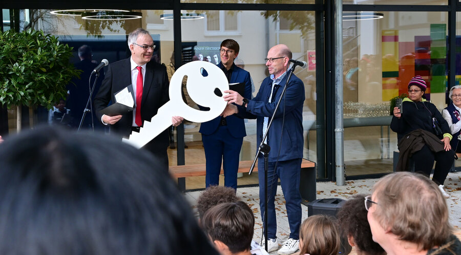 Architekt Martin Bühler (rechts) übergibt Prof. Christof Voigt, dem Rektor der Theologischen Hochschule Reutlingen, den symbolischen Schlüssel. Im Hintergrund ist das transparente und sich zur Umgebung hin öffnende neue Foyer der Hochschule zu sehen. Foto: EmK-Öffentlichkeitsarbeit/Klaus Ulrich Ruof
