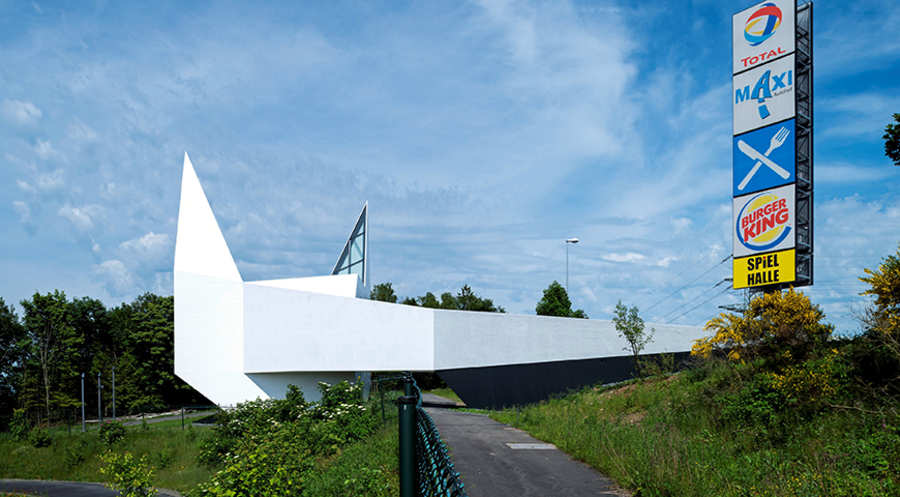Futuristisch: Die Autobahnkirche Siegerland wurde Ende Mai 2013 offiziell eröffnet. Foto: Autobahnkirche Siegerland/Jörg Hempel