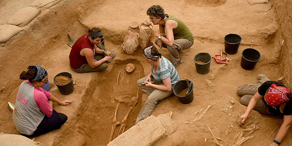 Archeologen und Helfer bei den Ausgrabungen nahe der Küstenstadt Aschkelon. Foto: picture-alliance/newscom