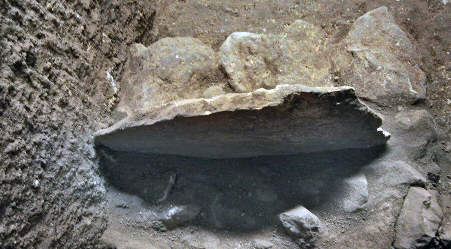 Auch ein stehender Kultstein – eine sogenannte Massebe – wurde freigelegt. Foto: Israel Antiquities Authority