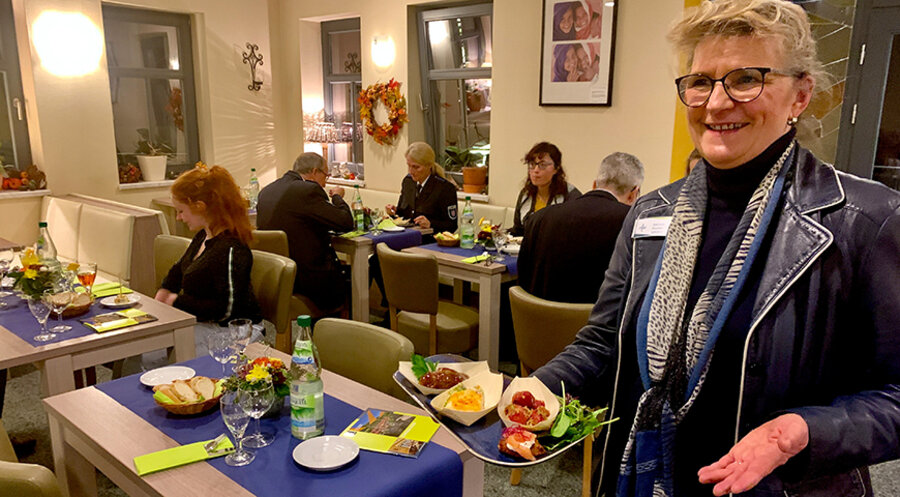 Hausleiterin Gabriele Fischer-Schlüter bei der Eröffnung des „Café & Bistro Allianzhaus“. Foto: Stay Inspired GmbH