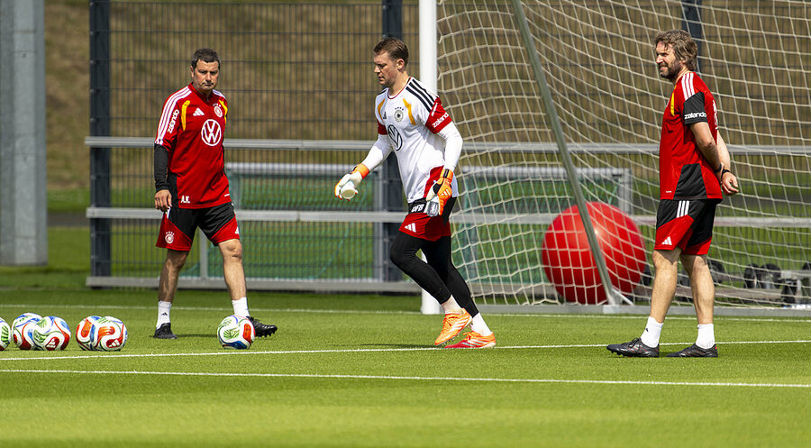 Andreas Kronenberg (li.) im DFB-Training mit Manuel Neuer und Torwarttrainer Stefan Wessels (re.) Foto: picture alliance / M.i.S. | Bernd Feil