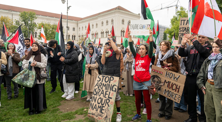 Etwa 1.500 Menschen ziehen mit teilweise radikalen pro-Palästina Parolen durch die Maxvorstadt in München. Foto: picture alliance / SZ Photo | Catherina Hess