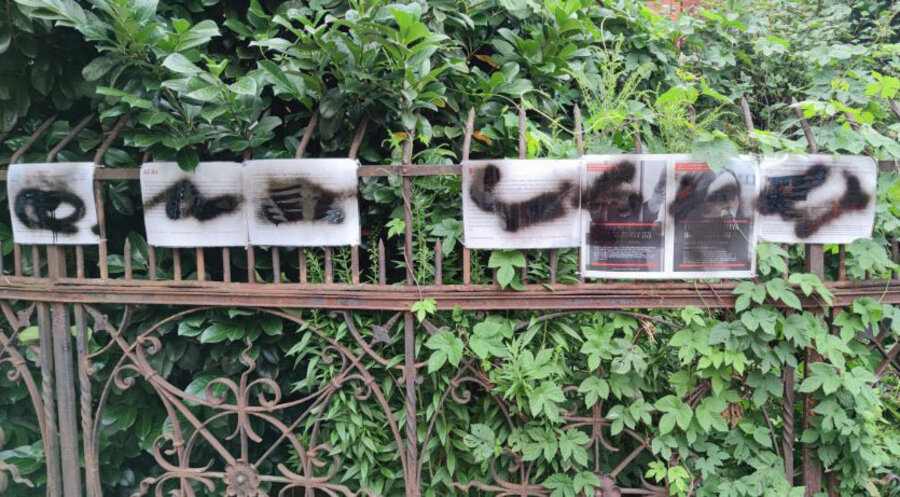 Unbekannte beschmierten den Schaukasten der Kirchengemeinde sowie mehrere von der Gemeinde ausgehängte Plakate. Foto: Ekpn