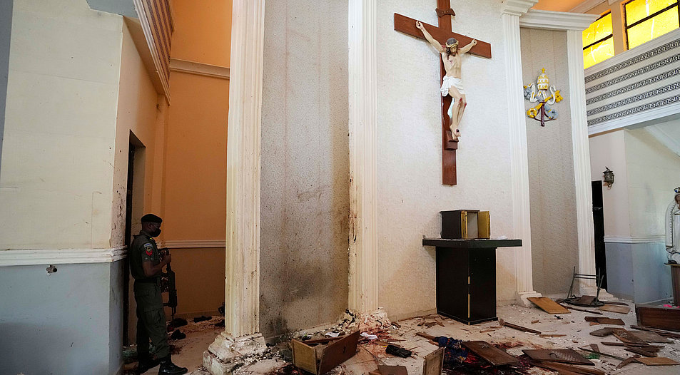 Die Zerstörungen in der St. Francis-Kirche in Nigeria. Foto: Picture Alliance/ ASSOCIATED PRESS | Sunday Alamba
