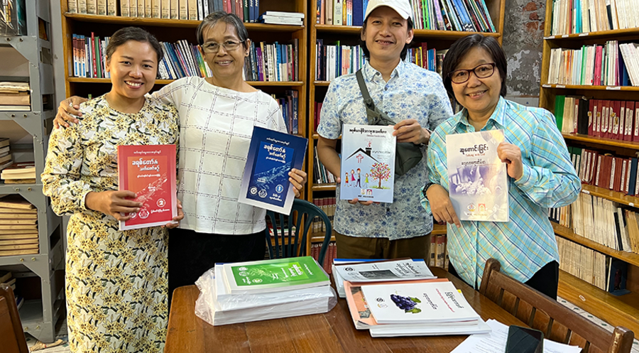 Christen in Myanmar kümmern sich um die Verbreitung biblischer Schriften. Foto: coworkers.de