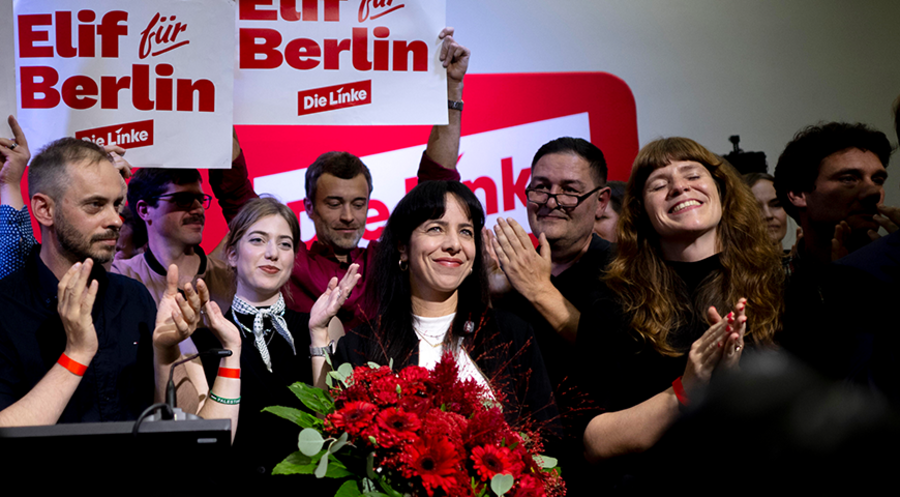 Linken-Spitzenkandidation Elif Eralp (Mi.) feiert ihren Wahlsieg mit Mitgliedern auf dem Landesparteitag. 