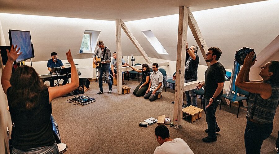 Lobpreis im Dachgeschoss. Foto: Gebetshaus Zwickau