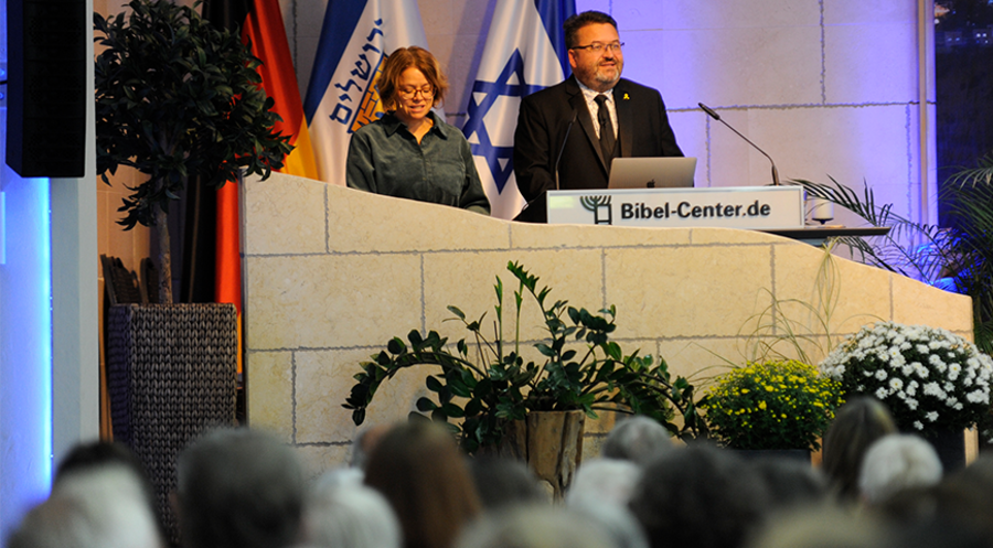 „Die Presse spricht nicht die Wahrheit über Israel“: Tim Sigler, Präsident der messianisch-jüdischen Organisation „Ariel Ministries“, neben ihm die Übersetzerin Christina Süllau. Foto: Bibel-Center Breckerfeld 