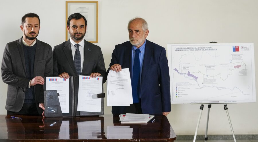 v. l.: Die chilenischen Minister Francisco Figueroa,  Jaime Gajardo und Carlos Montes unterzeichneten ein Dekret über die Enteignung eines Teils der ehemaligen Siedlung „Colonia Dignidad“. Foto: picture alliance / ASSOCIATED PRESS | Esteban Felix
