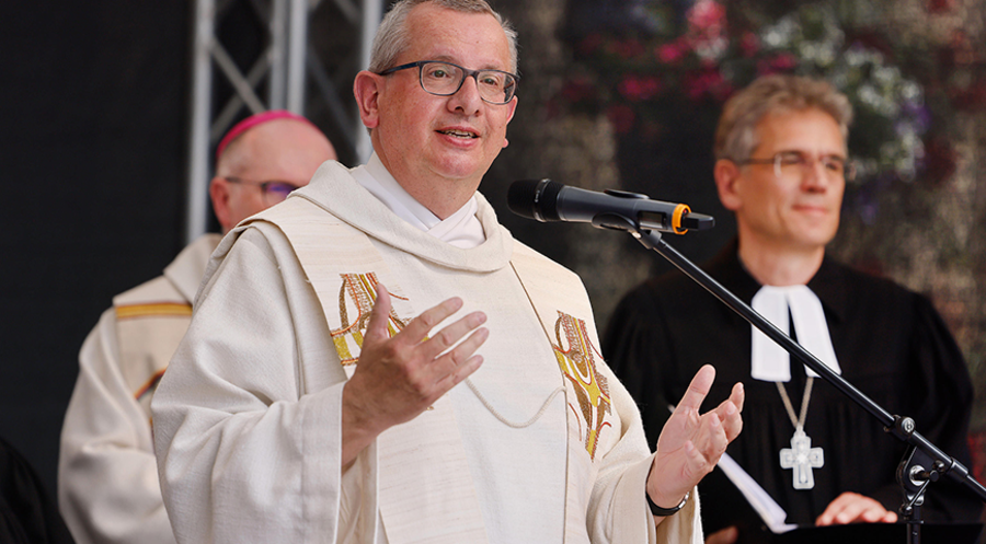 Der katholische Weihbischof Johannes Wübbe, hier beim Abschlussgottesdienst des regionalen Ökumenischen Kirchentags in Osnabrück. Foto: Picture Alliance/epd-bild/Detlef Heese