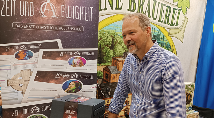 Johannes Fähndrich mit seinem Spiel „Zeit und Ewigkeit“. Foto: Christian Thielscher