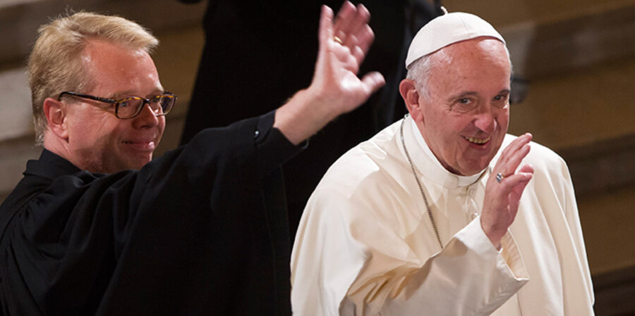 Der Pfarrer der deutschsprachigen Gemeinde, Jens-Martin Kruse und Papst Franziskus. Foto: picture-alliance/dpa