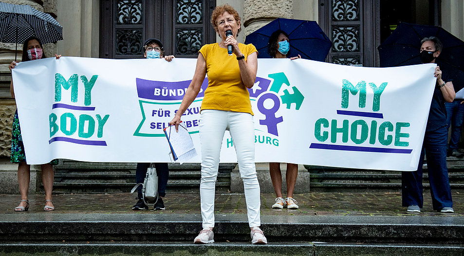 Im August 2020 sprach Kristina Hänel vor der Verhandlung vor dem Zivilgerichtsgebäude vor einem Banner mit der Aufschrift „My Body, my choice“ das von Unterstützerinnen gehalten wird. Foto: Picture Alliance/Axel Heimken