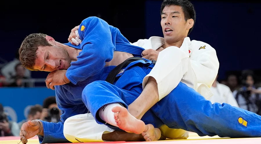 „Beim Betreten der Kampffläche ein eindeutiges religiöses Zeichen gezeigt“: Der serbische Judoka Nemanja Majdov, hier im Kampf mit dem Japaner Takanori Nagase bei den Olympischen Spielen in Paris. Foto: picture alliance/ASSOCIATED PRESS/Eugene Hoshiko 