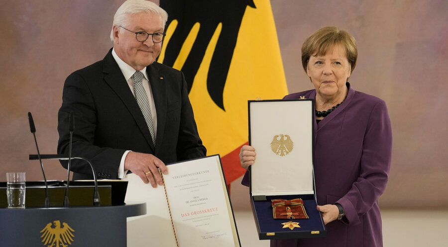 Am 17. April erhielt Angela Merkel durch Frank-Walter Steinmeier das Bundesverdienstkreuz. Foto: Picture Alliance/Markus Schreiber