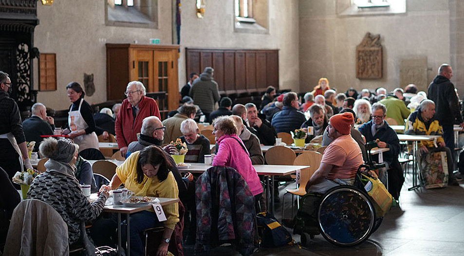 In einer Vesperkirche gibt es warme Mahlzeiten und Gemeinschaft für Bedürftige. Symbolfoto: IDEA/Valentin Schmid