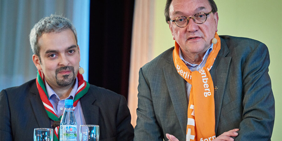 v.l.: Der Gründungspräsident des Bundes Moslemischer Pfadfinder und Pfadfinderinnen Deutschlands, Taoufik Hartit, und der Bischof der Evangelischen Kirche von Kurhessen-Waldeck, Martin Hein. Foto: idea/Kwerk.eu