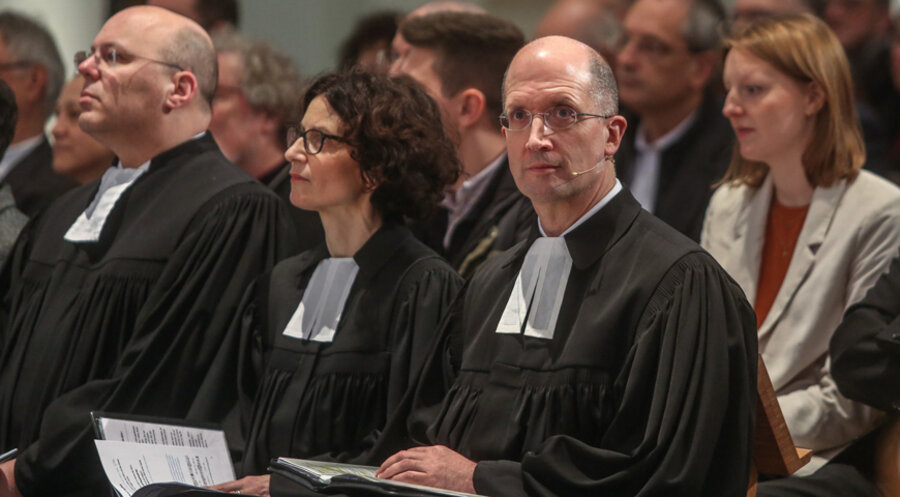 Der Präses der Evangelischen Kirche im Rheinland, Thorsten Latzel (rechts), bei der Synode. Foto: EKiR/Hans-Jürgen Bauer