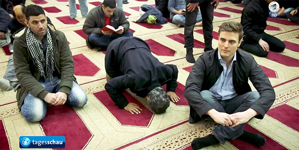Der ARD-Fernsehmoderator Constantin Schreiber (rechts) beim Besuch einer Moschee. Screenshot: ARD