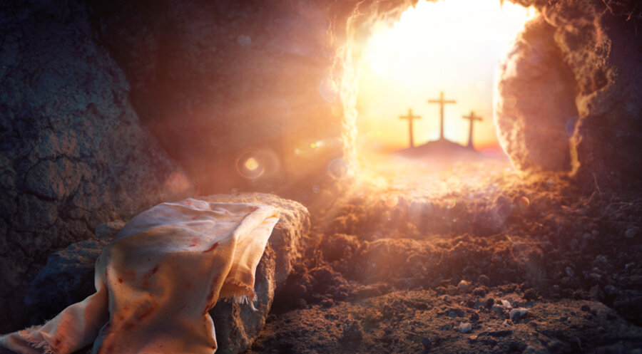 Sonne scheint in Jesu Grab auf die Grabtücher: Jesus ist auferstanden. Foto: iStock/RomoloTavani