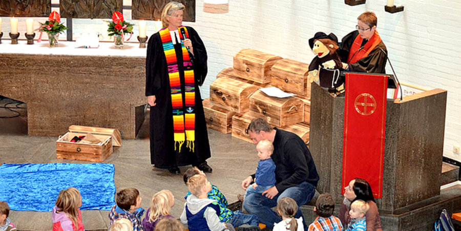 Pastorin Maike Lauther-Pohl (links) und Pastorin Karin Emersleben, Sprengelbeauftragte für das Reformationsjubiläum, gestalteten den Reformationsgottesdienst am 31. Oktober. Foto: www.nordkirche.de