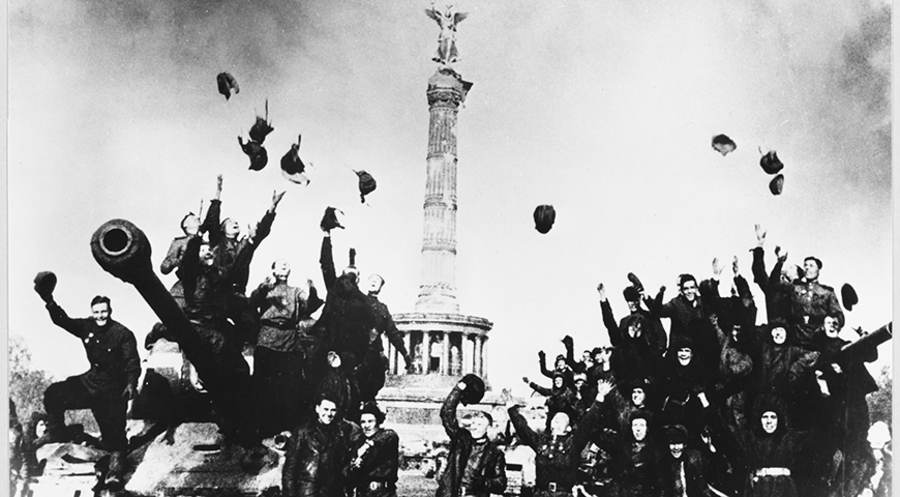 Sowjetische Soldaten feiern den Sieg über Hitler-Deutschland vor der Siegessäule im Berliner Tiergarten. Foto: picture-alliance/Mary Evans Picture Library/ALEXA