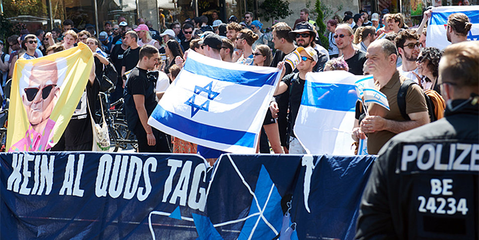 Der Al-Quds-Marsch in Berlin rief auch zahlreiche Gegendemonstranten auf den Plan, die sich gegen Antisemitismus und Israelhass wendeten. Foto: picture-alliance/dpa