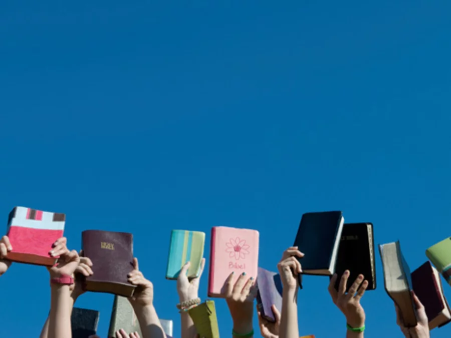 Nur zwischen zwei und vier Prozent der Jugendlichen sehen die Heilige Schrift als ein Buch für junge, fröhliche und zufriedene Menschen. Foto: iStockphoto.com