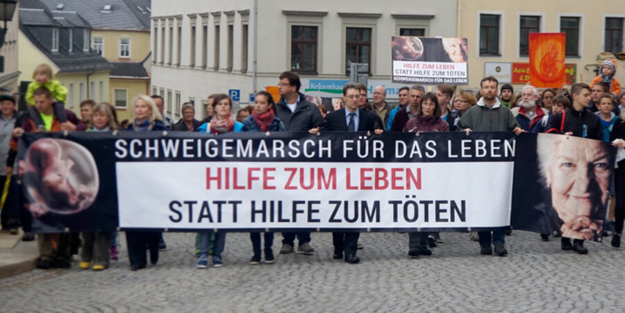 Rund 650 Christen demonstrierten für das Lebensrecht ungeborener Kinder, Alter und Kranker. Foto: Uwe Zenker