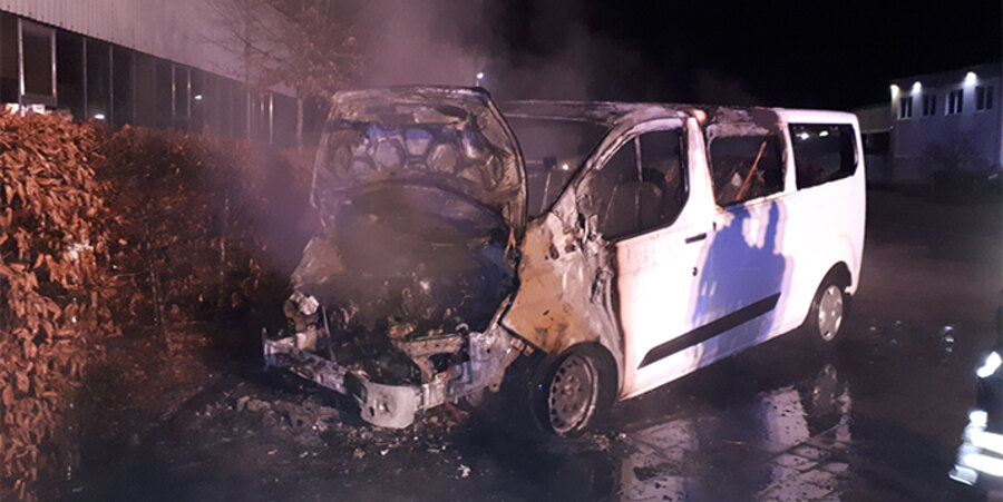 Auch ein Kleinbus der Gemeinde wurde Opfer eines Brandanschlags. Foto: TOS Tübingen