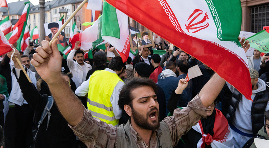 Proteste in Frankfurt nach dem Tod des iranischen Machthabers Ali Chamenei. Foto: picture alliance ZUMAPRESS.com/Matias Basualdo