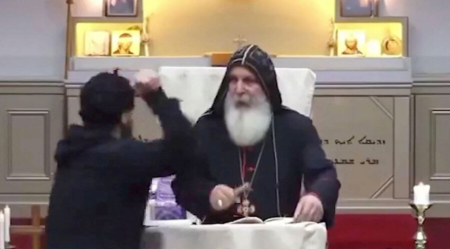 Ein Mann griff Bischof Mar Mari Emmanuel an. Foto IMAGO/Bestimage