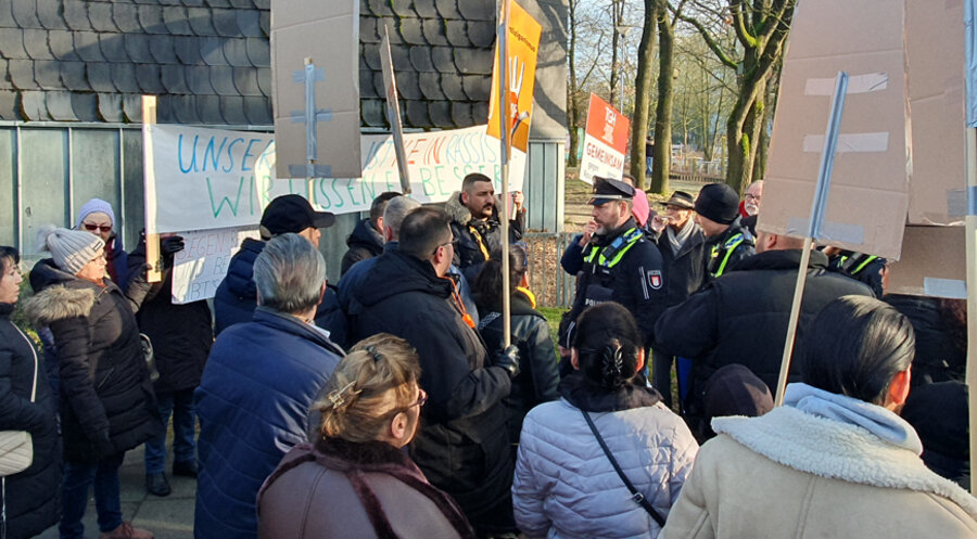Etwa 50 Personen demonstrierten für den Geistlichen. Foto: Katy Krause/Funke Foto Services