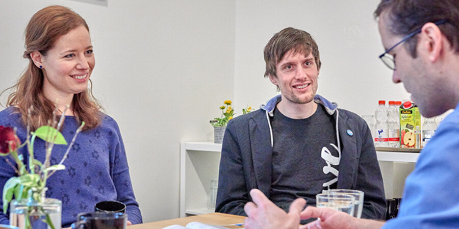 v. l.: Die Jugendevangelisten Julia Garschagen und Kai Günther im Gespräch mit idea-Reporter Karsten Huhn. Foto: idea/kwerk.eu