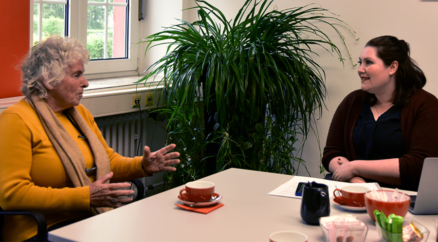 „Plötzlich war Krieg um uns herum“: Die Israelin Liora Eilon im Gespräch mit IDEA-Redakteurin Erika Gitt. Foto: IDEA/Alina Müller