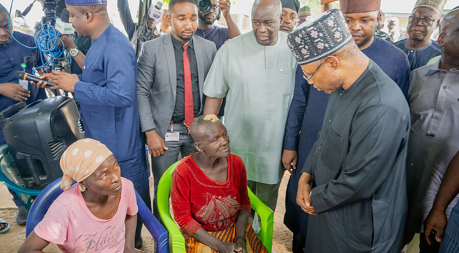 Der Gouverneur des nigerianischen Bundesstaats Kaduna, Uba Sani, besucht die Bewohner des von Islamisten angegriffenen Dorfes Kurmin Wali. Foto: picture alliance/ASSOCIATED PRESS|Kaduna State Government