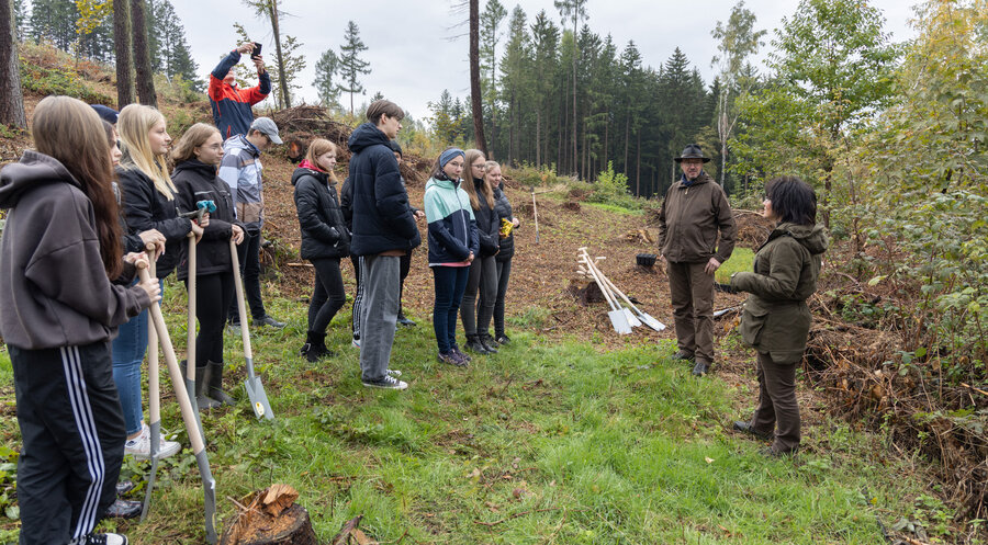 Tobias Bilz (mit Hut) mit den Jugendlichen in einem kirchlichen Wald bei Schwarzenberg. Foto: EVLKS