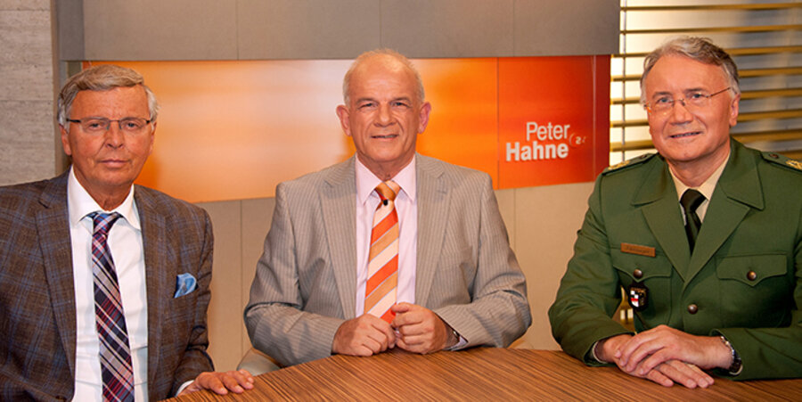 v.l.: Der CDU-Innenpolitiker Wolfgang Bosbach, Moderator Peter Hahne und der Vizepolizeipräsident von Nürnberg, Roman Fertinger. Foto: ZDF/Kramers