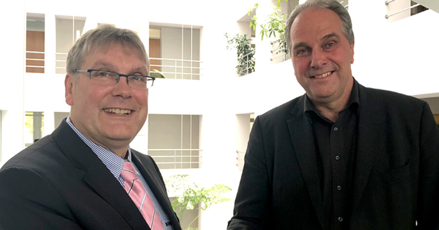 v. l.: Der neue midi-Direktor, der hessische Theologe Klaus Douglass, und der midi-Kuratoriumsvorsitzende, Pfarrer Michael Diener. Foto: EKD