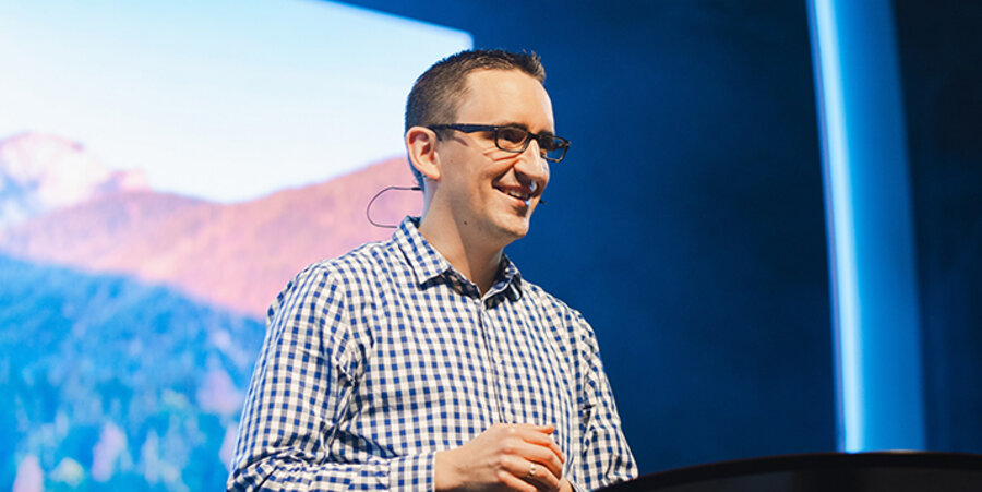 Hauptredner war der Vorsitzende des bayerischen Jugendverbands „Entschieden für Christus“ (EC), Pastor Samuel Haubner. Foto: Till Mattmüller