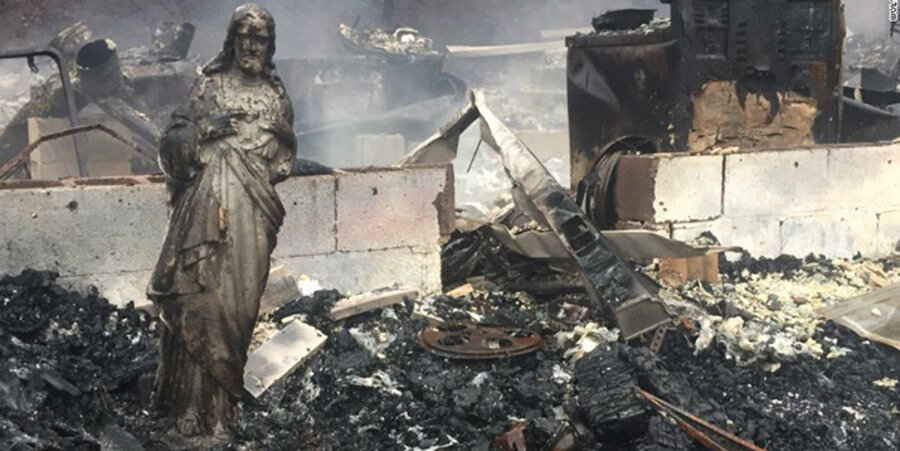 Diese Statue hat als einzige den Brand des Hauses überstanden. Foto: WVLTKelsey/Twitter 